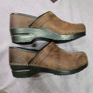 Dansko EUC clogs brown suede size 38